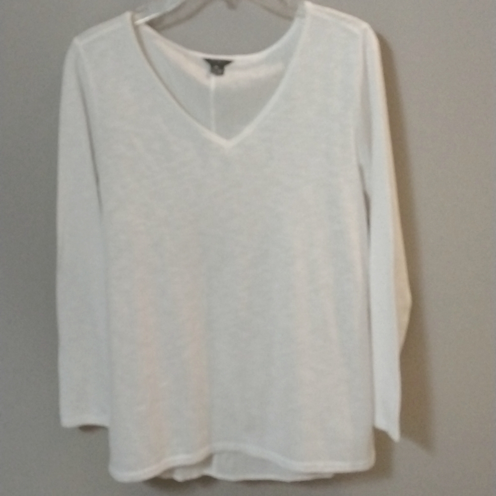 Eddie Bauer women’s v neck top! Size medium